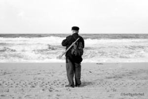 Mann am Meer Sylt Strand Fotografie Schwarz-weiss Regenschirm Wellen